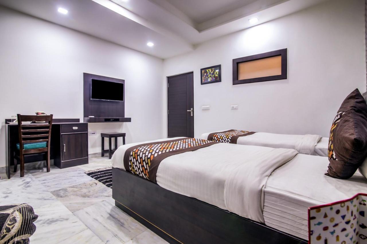 Hotel Oyo 8888 Riga Hs Deluxe Agra  Zewnętrze zdjęcie