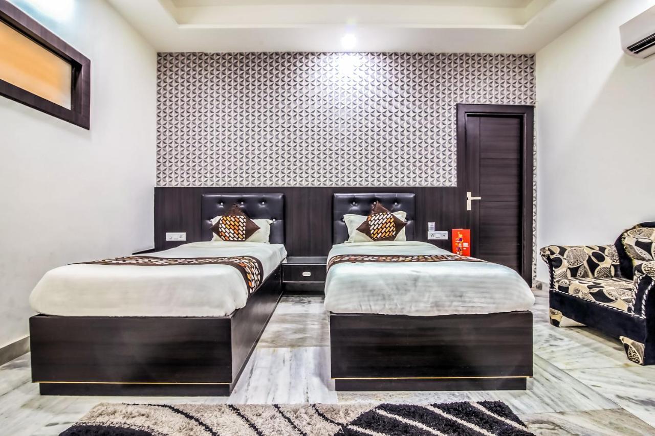 Hotel Oyo 8888 Riga Hs Deluxe Agra  Zewnętrze zdjęcie
